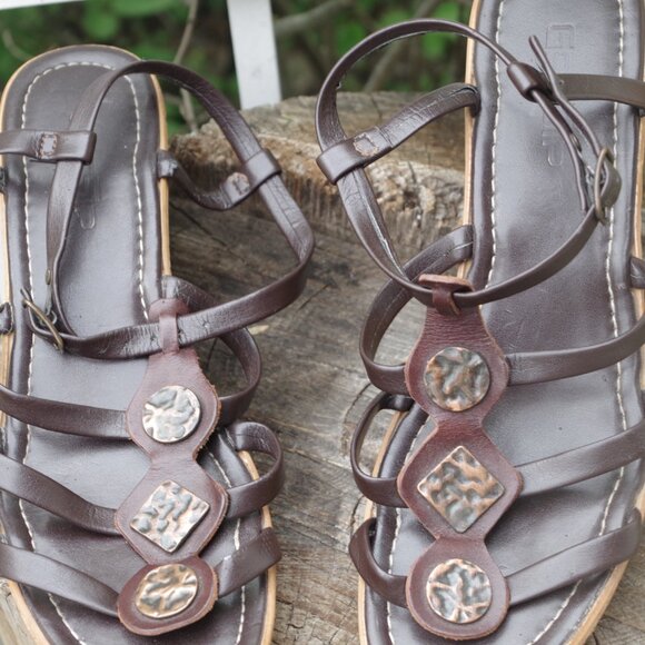 Cute Sandals By Gossip Leatgher With Copper & Metal Buttons - Picture 6 of 7
